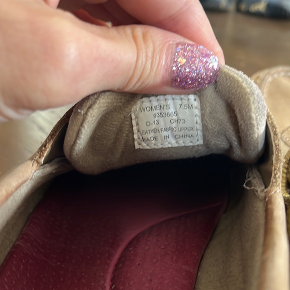 Women’s size 7.5 sperry top siders. Gold glitter down the sides. - Picture 4 of 4